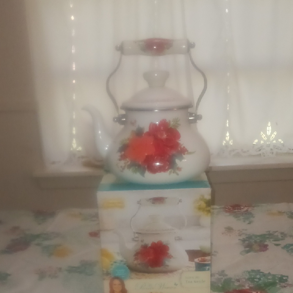 Pioneer Woman Gorgeous Tea Kettle with Red Roses Decorations